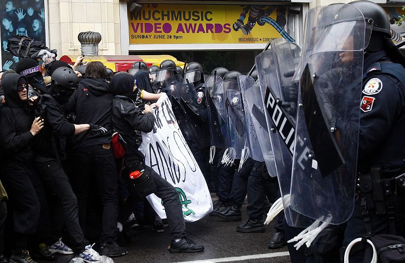 La Policía intenta contener a los manifestantes de las protestas contra el G-20 en Toronto.