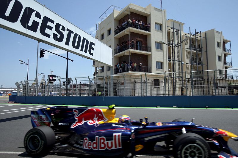 El piloto australiano de Fórmula Uno Mark Webber de la escudería Red Bull conduce su monoplaza.