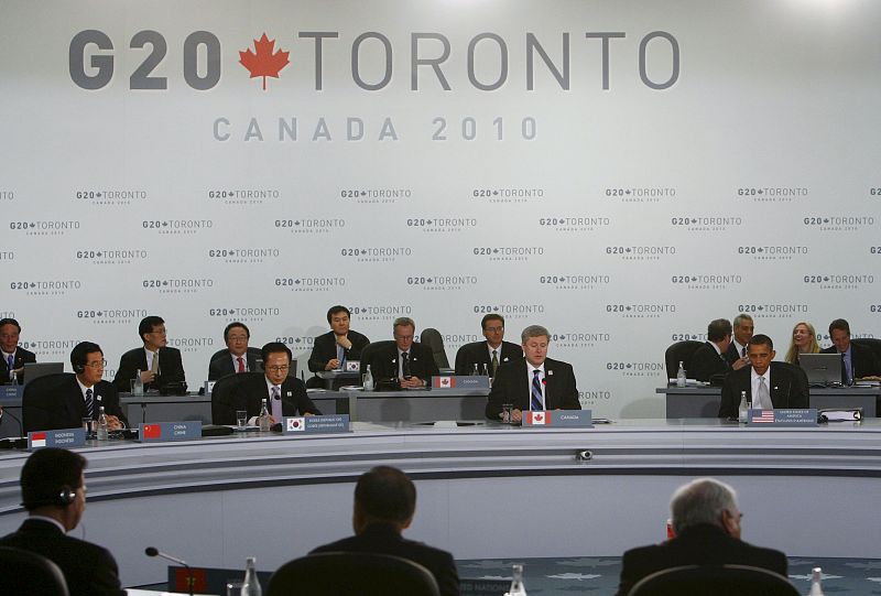 Los líderes del G-20 acuerdan en Toronto reducir su déficit en tres años y su deuda en seis. En la imagen las delegaciones de China, Corea, Canadá y Estados Unidos, de izquierda a derecha.