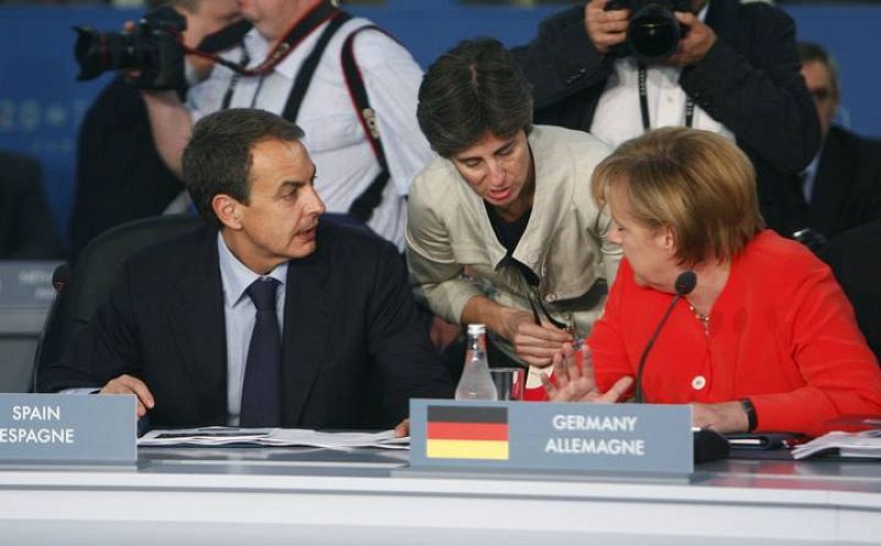 El presidente del Gobierno, José Luis Rodríguez Zapatero, conversa con la canciller alemana, Angela Merkel, durante la sesión plenaria de la cumbre del G-20 en Toronto, Canadá