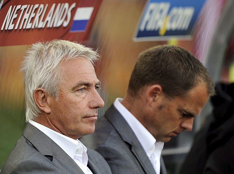 El seleccionador de fútbol de Holanda, Bert van Marwijk y su adjunto Frank de Boer antes del comienzo del partido Holanda-Eslovaquia