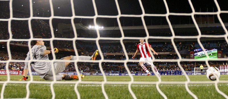 Oscar Cardozo anota su lanzamiento en la tanda de penaltis, gracias a la cual Paraguay ha pasado a cuartos de final de un Mundial por primera vez en su historia.