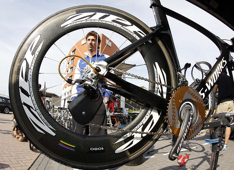 Fabian Cancellara, corredor del Saxo Bank, espera cerca de su bicicleta la hora de empezar a pedalear
