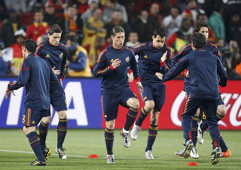 Ramos, en primer plano, durante el calentamiento de la selección española de fútbol