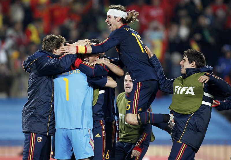 Todos los jugadores se fueron a celebrar con Casillas el pase a semifinales