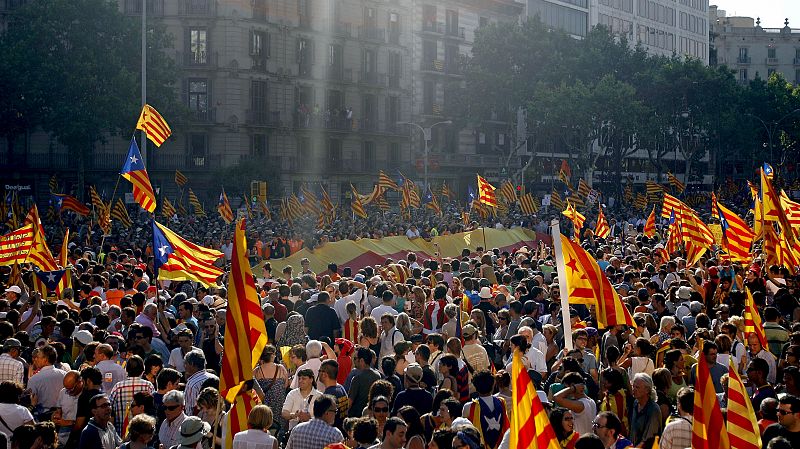 iles de personas han asistido a la manifestación que se ha celebrado esta tarde en Barcelona en protesta por la sentencia del Tribunal Constitucional sobre el Estatuto de Cataluña.