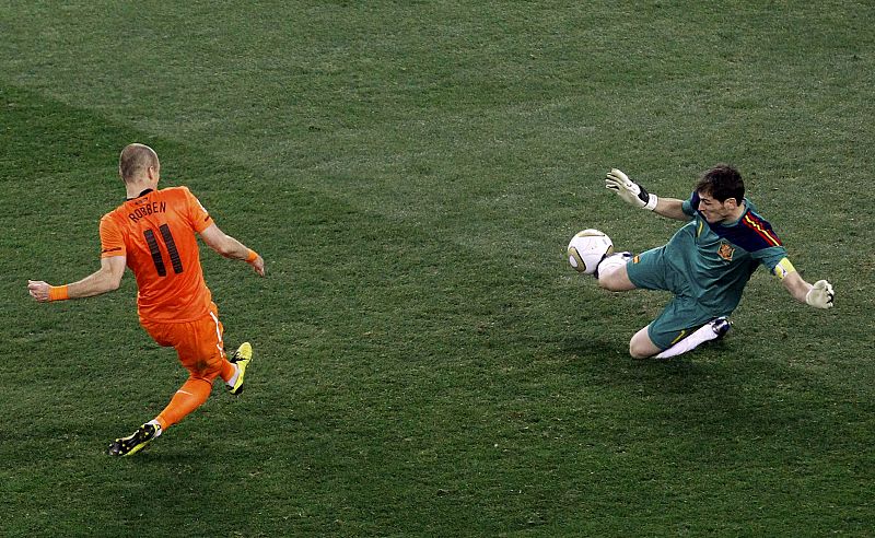 Robben y Casillas durante la final del Mundial de 2010.