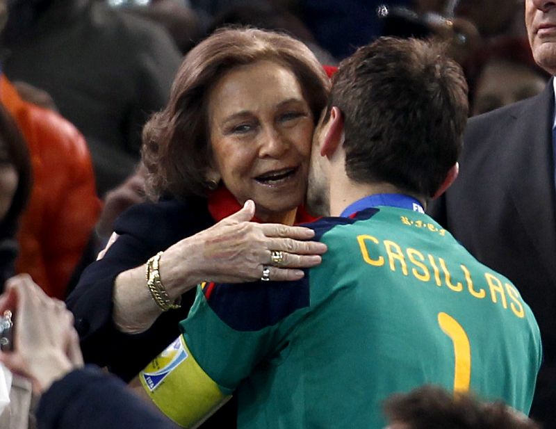 La reina Doña Sofía felicita al capitán de 'La Roja' tras el triunfo.