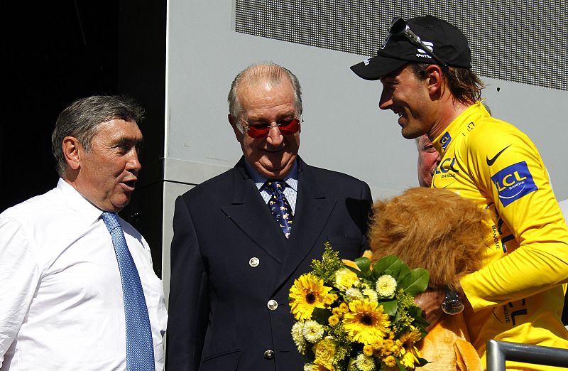 Cancellara es felicitado por el ex campeón Merckx y el rey Alberto II de Bélgica después de la 1 ª etapa de la Tour de Francia.