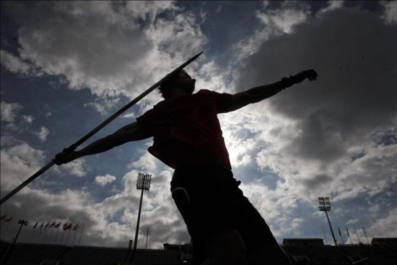 Un atleta durante el calentamiento previo a la prueba de clasificación de lanzamiento de jabalina del Campeonato de Europa de Atletismo Barcelona.