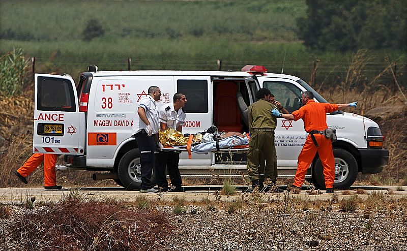 Médicos israelíes trasladan a un soldado herido durante el tiroteo