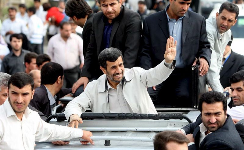 Ahmadineyad, con el brazo en alto, saluda a sus seguidores.