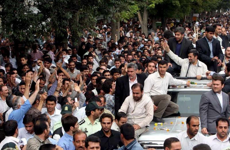 El presidente de Irán, Mahmud Ahmadineyad saluda a sus seguidores durante una visita a la ciudad de Hamedan.