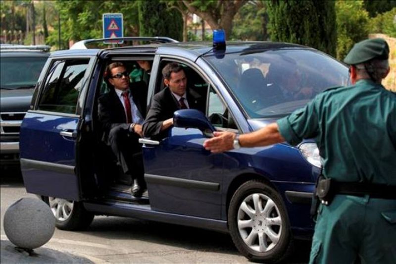 Llegada a la localidad malagueña de Benahavís del convoy de coches donde se desplaza Michelle Obama.