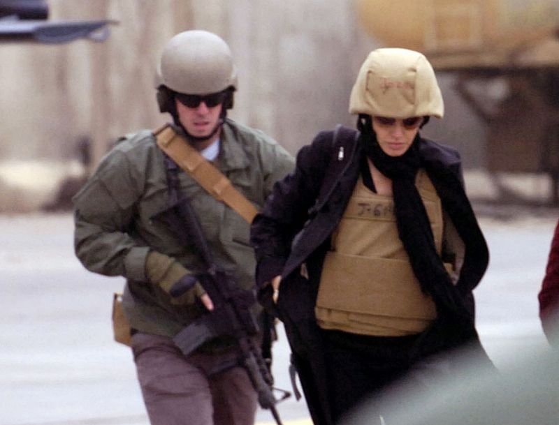 Angelina Jolie visita la Zona Verde de Bagdad (2008)