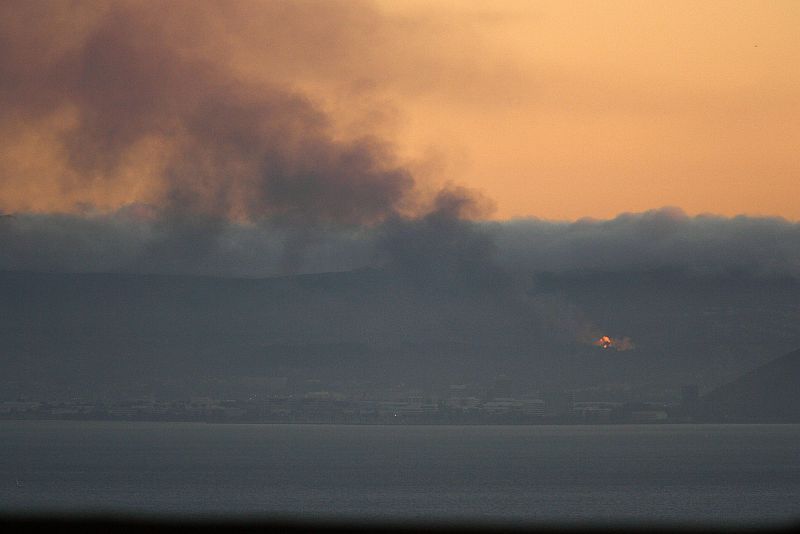 La columna de humo se divisaba a varios kilómetros de distancia.