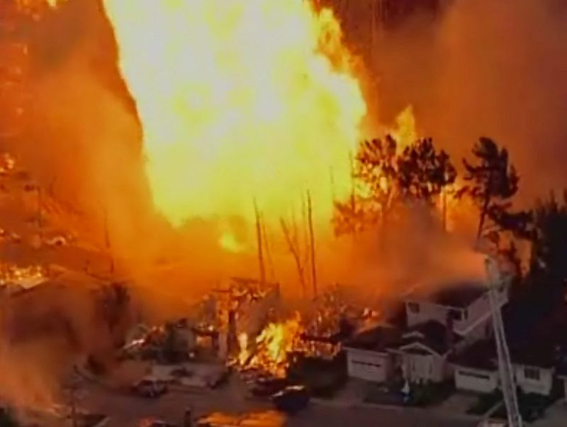 Más de 50 casas han sido consumidas por el inmenso fuego.