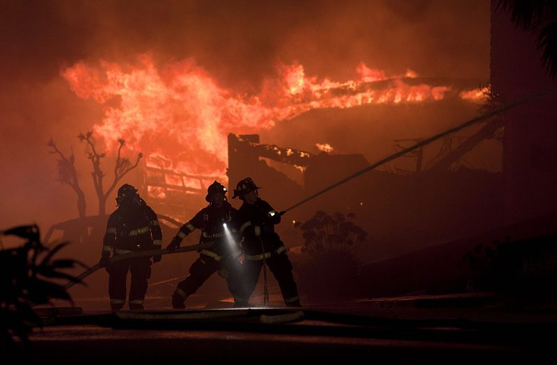 Incluso los bomberos que se encontraban fuera de servicio han ayudado en las tareas de extinción del incendio.