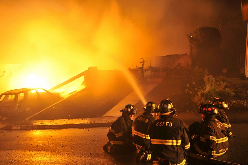 UNA EXPLOSIÓN CAUSA UN GRAN INCENDIO CERCA DEL AEROPUERTO DE SAN FRANCISCO