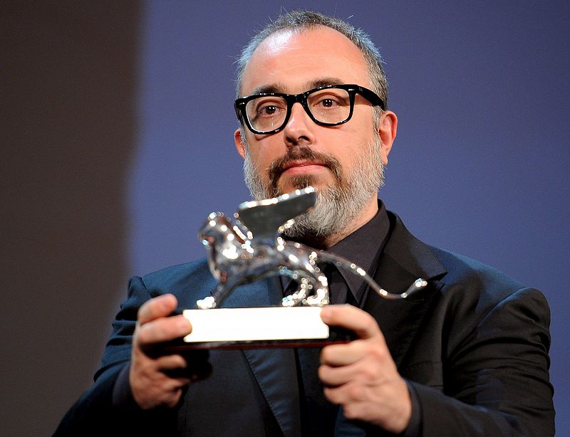El director español Alex de la Iglesia posa con su León de Oro al mejor guión por su película "Balada triste de Trompeta",
