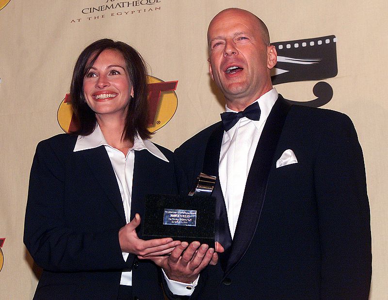 Bruce Willis y Julia Roberts en un acto de homenaje al primero en 2000