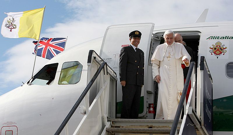 Benedicto XVI llega al aeropuerto de Edimburgo
