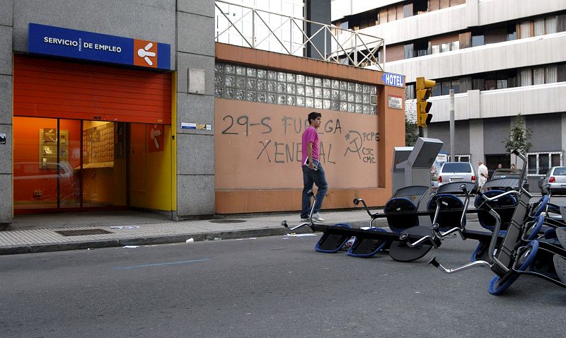 El mobiliario de una oficina del Servicio de Empleo de Gijón ha sido arrojado a la calle durante la jornada de huelga.