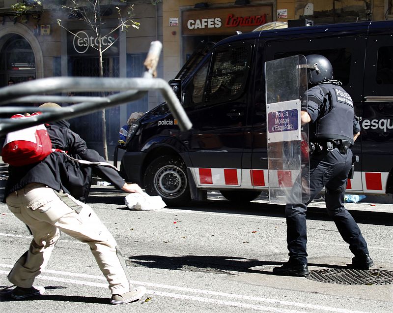 En Barcelona se han registrado enfrentamientos entre la con la policía.