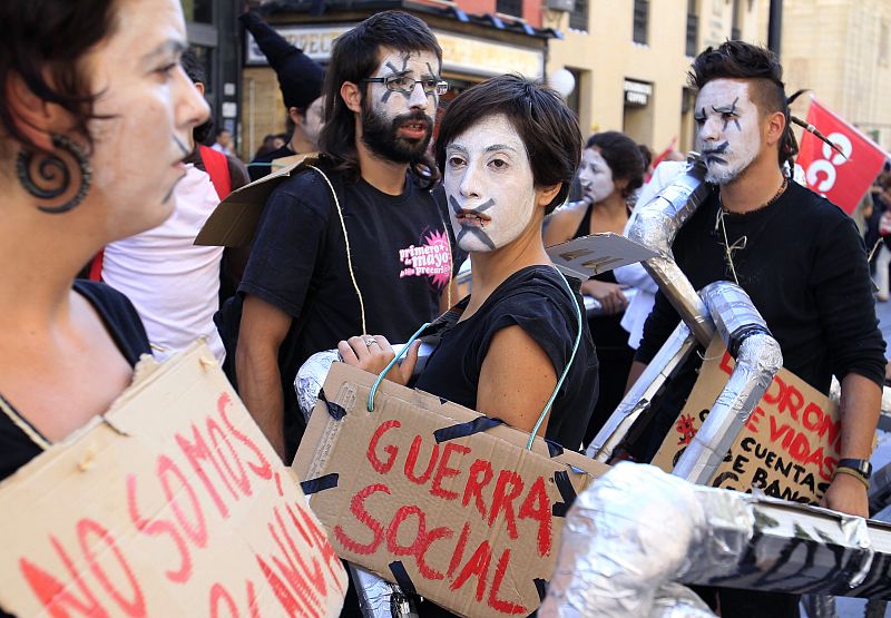 En Sevilla, algunos manifestantes han salido a la calle con carteles en lo que tildan a la huelga del 29-S de "Guerra Soacial".