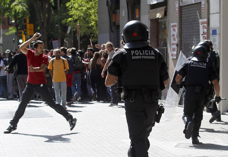 Un manifestante toma fotografías de las cargas policiales que se han producido en Barcelona.