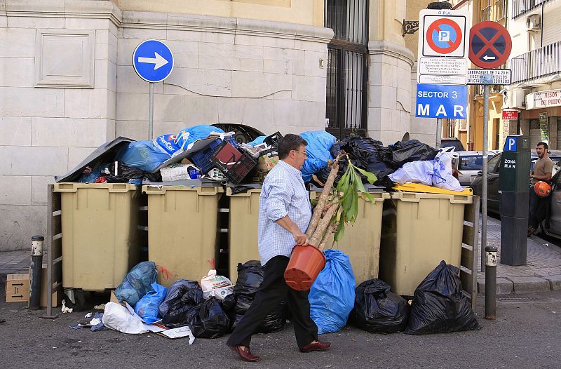 En casi todas las ciudades españolas los servicios de recogidas de basura han sido los primeros en secuandar la huelga. Eso se ha notado en los contenedores, como estos de Sevilla, que estaban llenos de residuos.