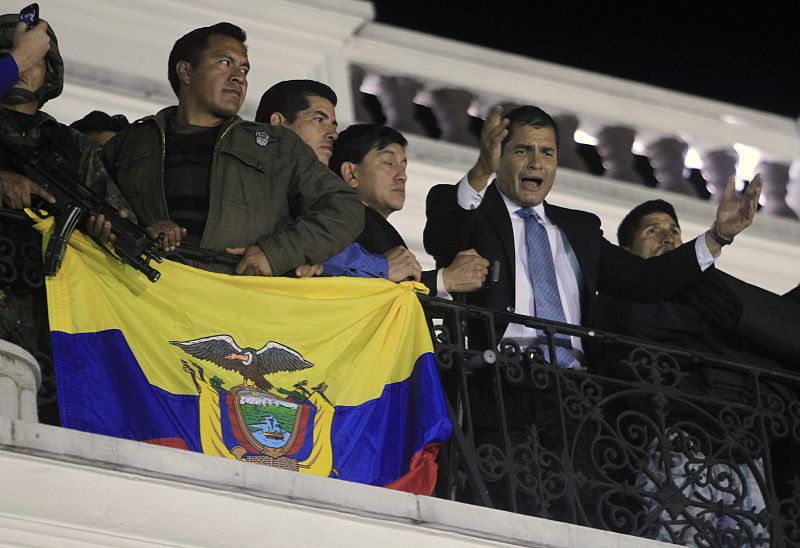 El presidente de Ecuador, Rafael Correa, habla desde el balcón del Palacio de Carondelet.