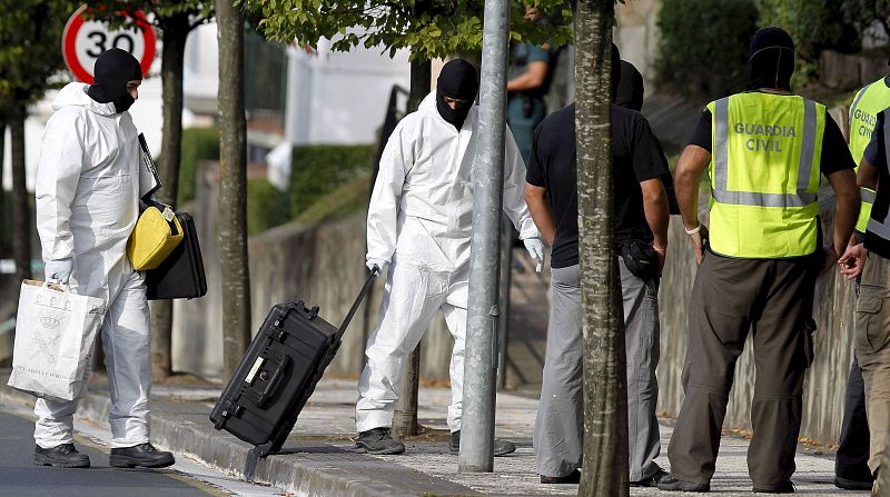 La Guardia Civil ha encontrado explosivos y armas en una lonja de la ciudad vasca de San Sebastián, en el norte de España. El descubrimiento de ese material se produjo tras la detención en la madrugada de este miércoles de tres presuntos miembros de