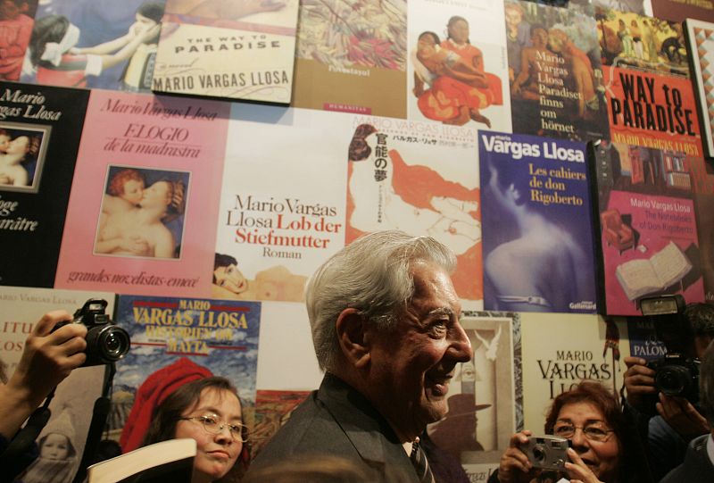 Peruvian writer Mario Vargas Llosa is surrounded during "Mario Vargas Llosa, the Freedom and Life" in Lima