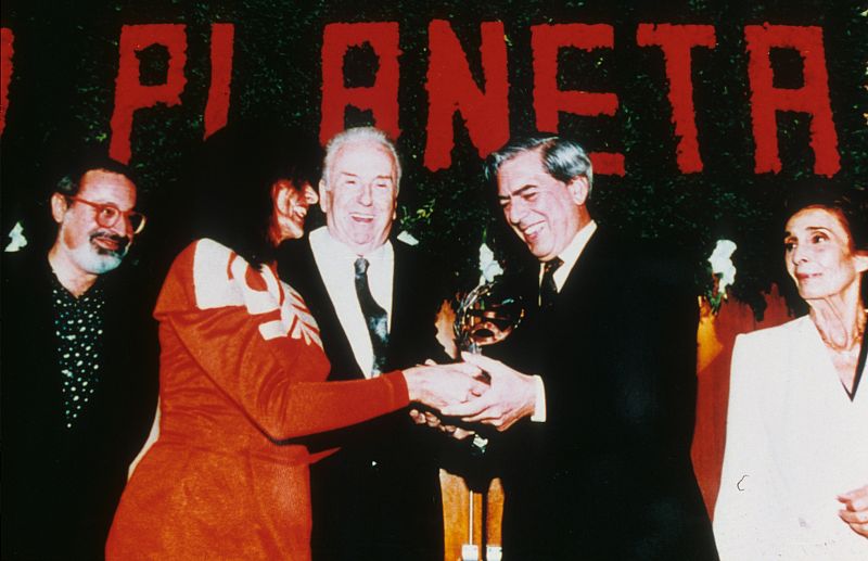 Carmen Alborch entrega premio a Mario Vargas Llosa.