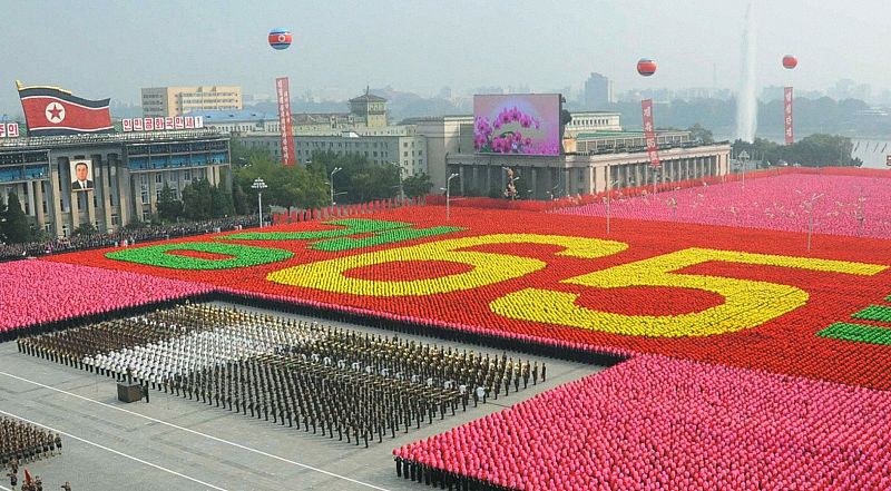 Desfile para celebrar el 65 aniversario de la fundación del Partido de los Trabajadores de Corea del Norte