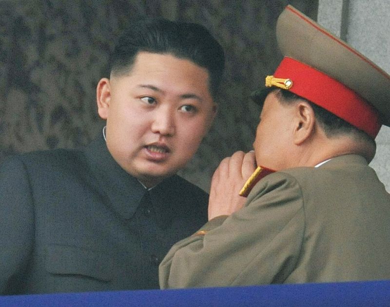 El hijo menor del lider norcoreano Kim Jong-il escuchando a un oficial durante el desfile celebrado en Pyongyang