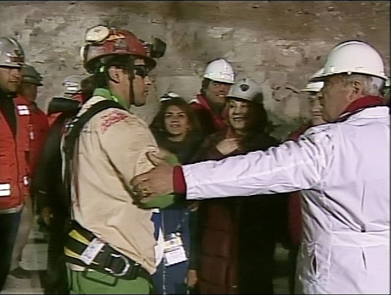 Florencio Ávalos se ha convertido en el primer rescatado sano y salvo de los 33 mineros atrapados a 700 metros de profundidad en el yacimiento chileno San José desde hace 69 días.
