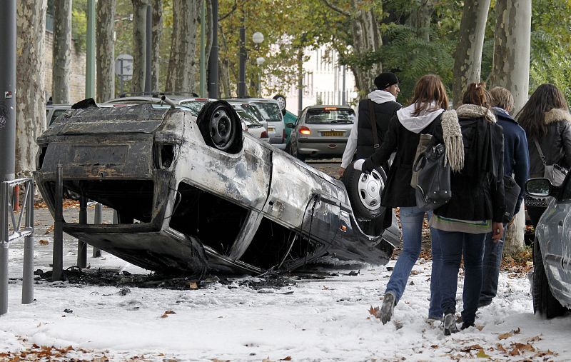 Durante las protestas estudiantiles que se han producido en Lyon se han quemado algunos vehículos
