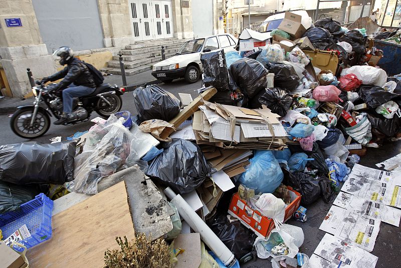 En Marsella, al sur de Francia, la huelga se ha extendido al servicio de recogida de basuras