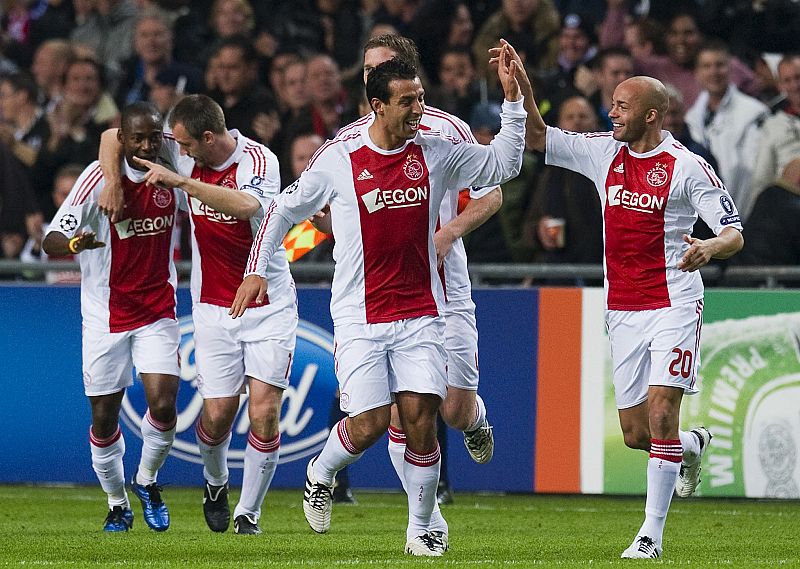 El jugador del Ajax de Amsterdam, De Zeeuw, celebra con sus compañeros el gol conseguido frente al AJ Auxerre.