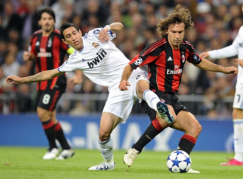 Angel Di Maria y Andrea Pirlo dispután el balón durante el encuentro que ha enfrentado a sus equipos en el Santiago Bernabeu.