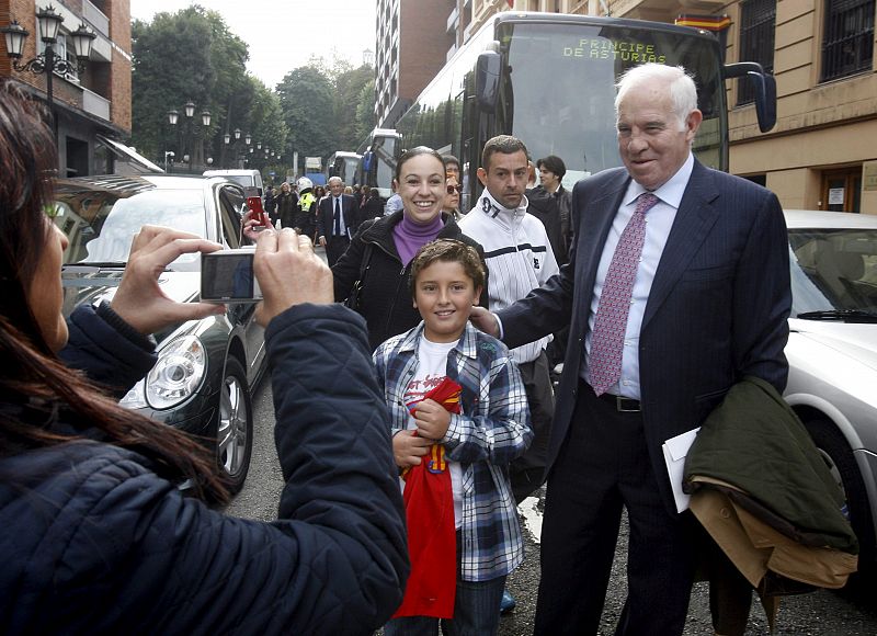 LUIS ARAGONÉS LLEGA A OVIEDO PARA ASISTIR ENTREGA GALARDÓN