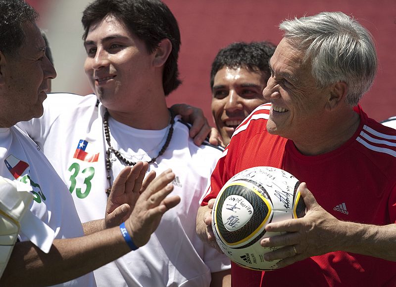 El presidente de Chile se ha atrevido a jugar un partido de fútbol contra "los 33 de Atacama".