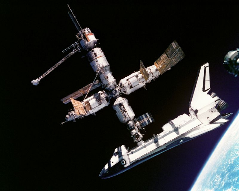 Atlantis atracado en la Mir el 4 de julio de 1995 durante el programa Shuttle-Mir, en la misión STS-71