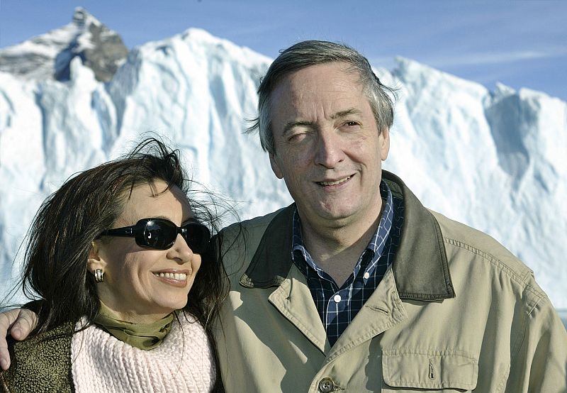 Kirchner nació en la patagonia argentina hace 60 años. En la imagen, junto a Cristina Férnandez frente al glaciar de  Perito Moreno, situado en Calafate, donde ha fallecido