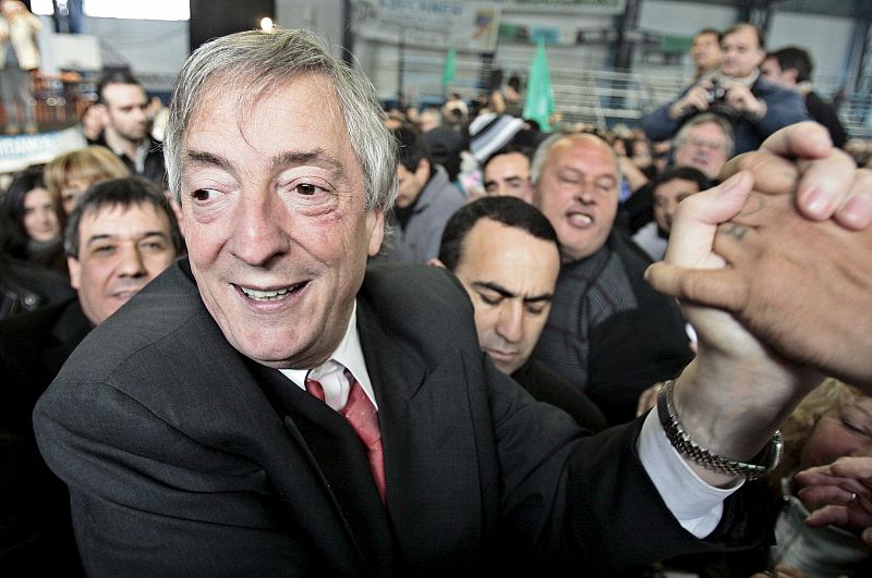 Se esperaba que Kirchner volviera a ser el candidato presidencial en el 2011. En esta imagen saluda a sus seguidores el 22 de junio de 2009.