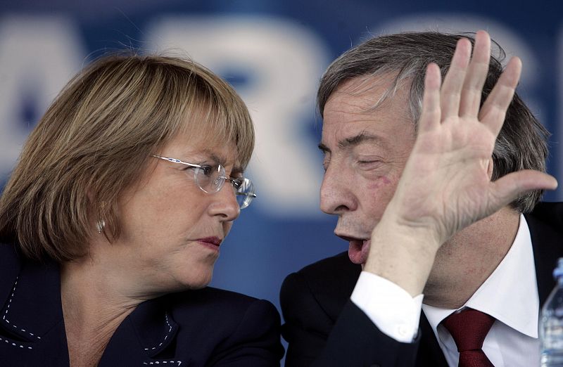 Michelle Bachelet y Néstor Kirchner departen durante la primera visita que realizó la entonces presidenta de Chile fuera de su país (22/03/2006)