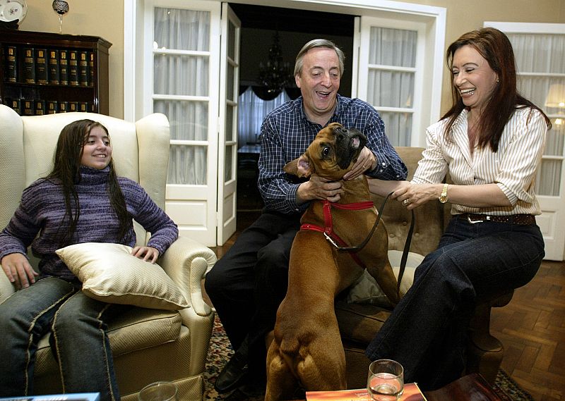 Kirchner posa junto a su mujer y su hija en su casa de Río Gallegos