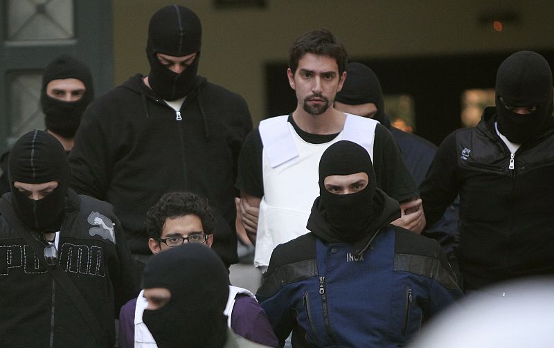 El hombre con el chaleco blanco, cuya identidad no se conoce, es uno de los dos detenidos como sospechosos de enviar los paquetes bomba a las embajadas extranjeras en Atenas.